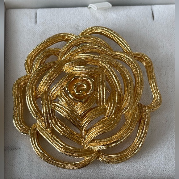 VTG Very RaRe CHRISTIAN DIOR gold-tone flower brooch pendant in box⭐️ COA⭐️🌹 - Picture 7 of 9